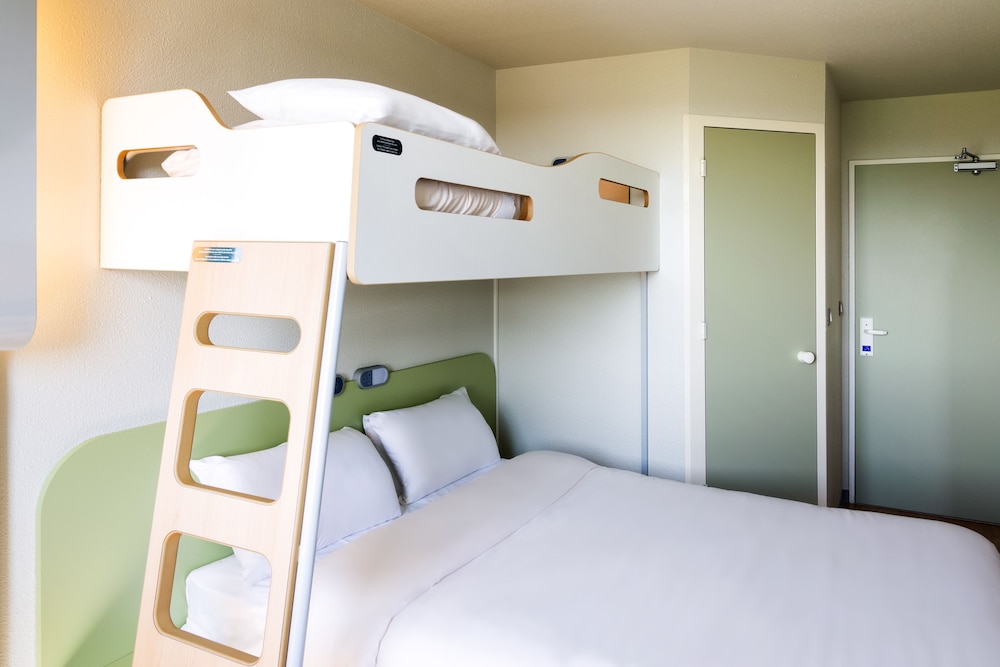 TRIPLE - Habitación con una cama grande y una litera del hotel Ibis Budget Santeny. Foto 4