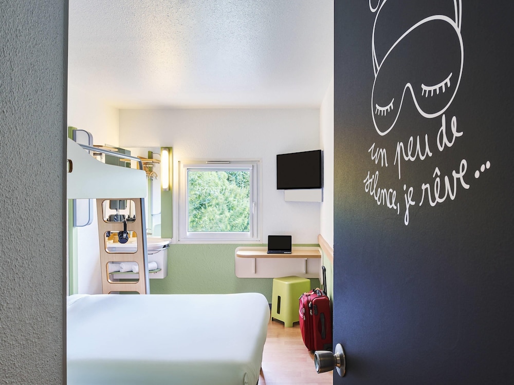 TRIPLE - Habitación con una cama grande y una litera del hotel Ibis Budget Santeny. Foto 7