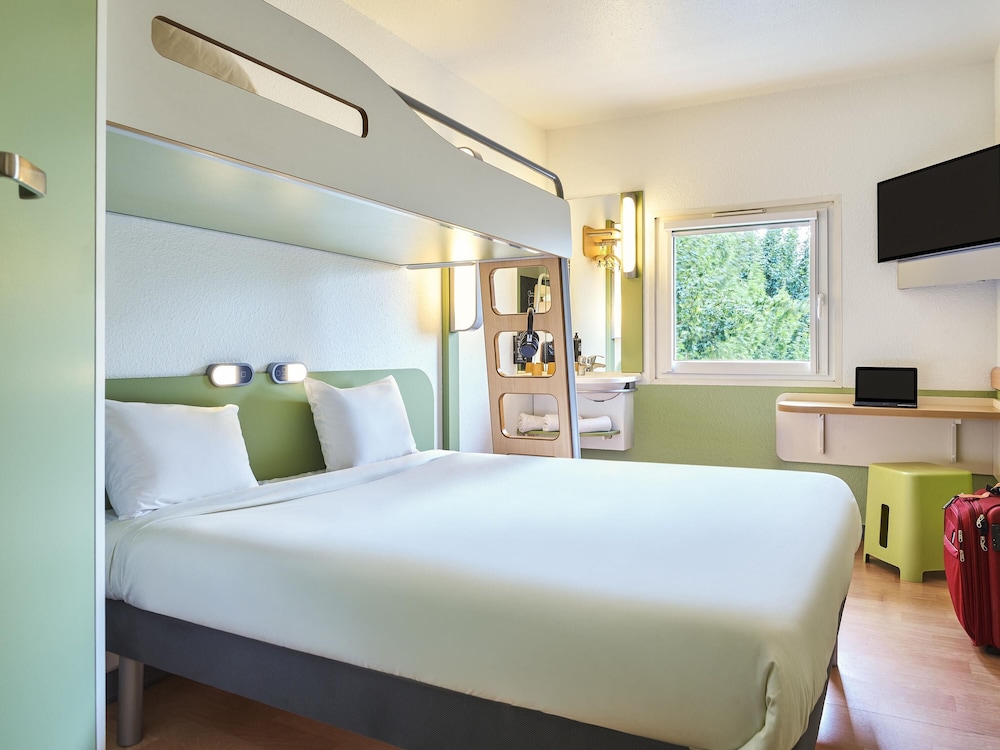 TRIPLE - Habitación con una cama grande y una litera del hotel Ibis Budget Santeny. Foto 8
