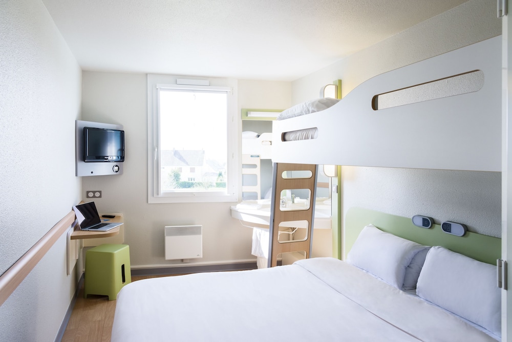 TRIPLE - Habitación con una cama grande y una litera del hotel Ibis Budget Santeny. Foto 11