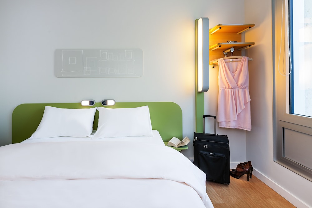 DOBLE - Habitación con una cama grande del hotel Ibis Budget Santeny. Foto 2