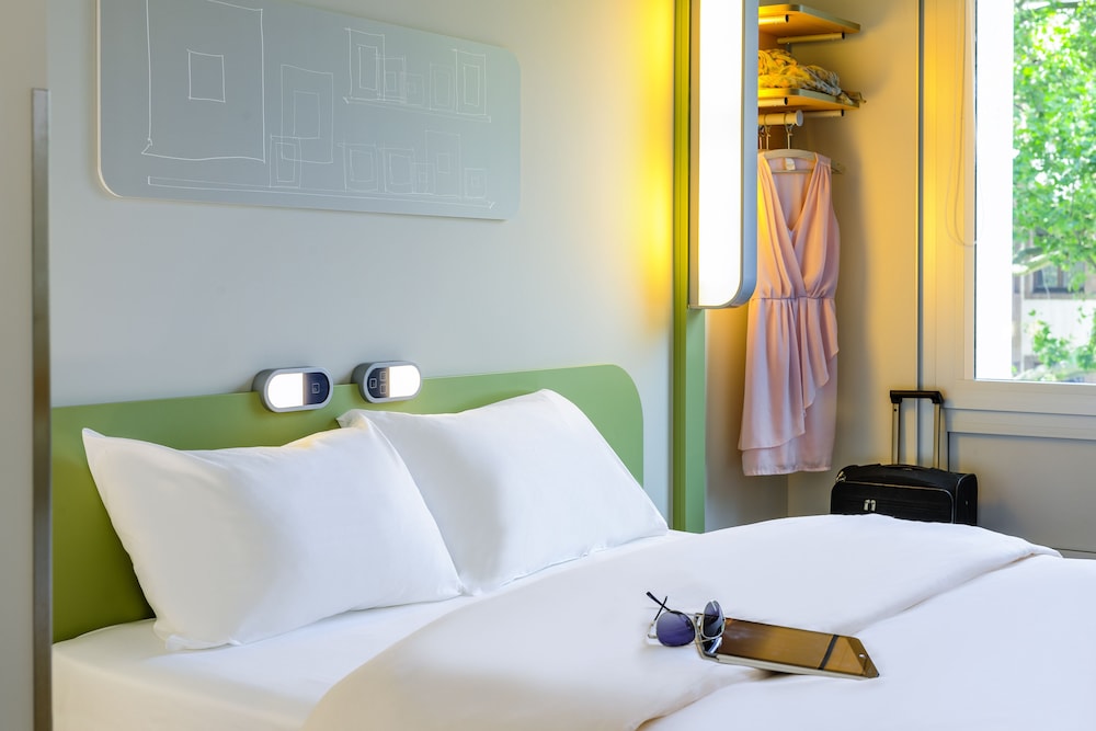 DOBLE - Habitación con una cama grande del hotel Ibis Budget Santeny. Foto 3