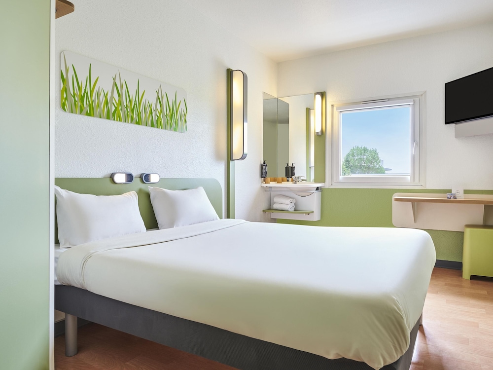 DOBLE - Habitación con una cama grande del hotel Ibis Budget Santeny. Foto 6