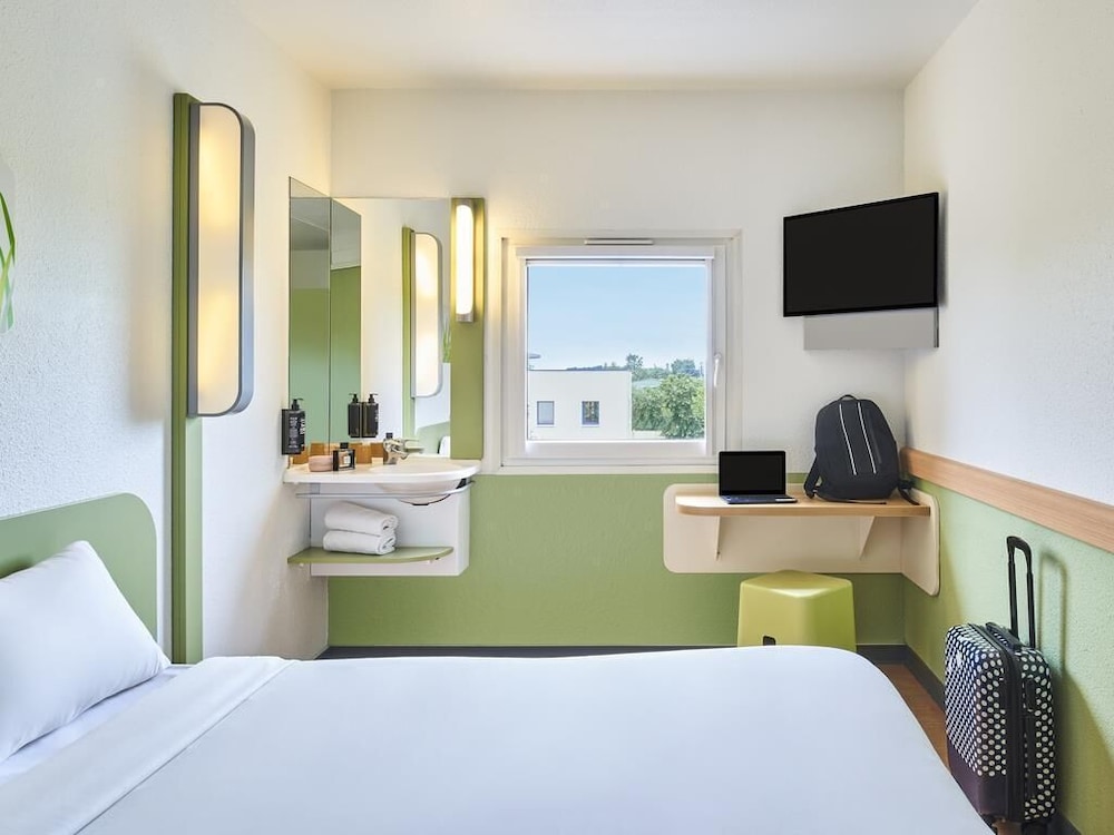 DOBLE - Habitación con una cama grande del hotel Ibis Budget Santeny. Foto 9
