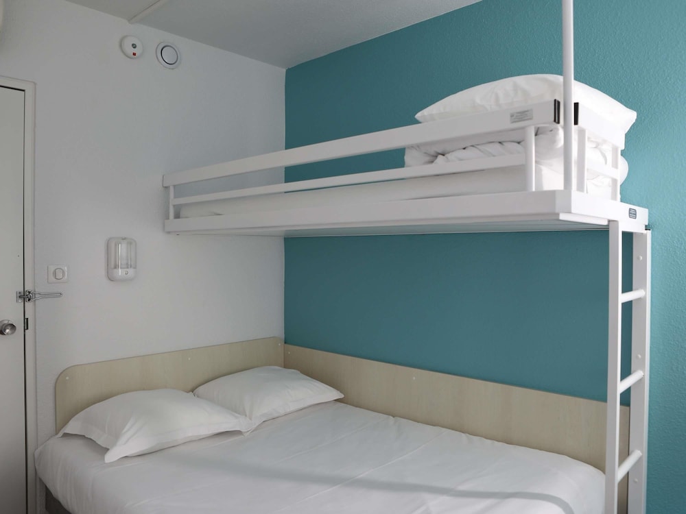 Habitación TRIO renovada como máximo. Ideal para familias, parejas o amigos del hotel f1 Orange Centre Échangeur A7 A9
