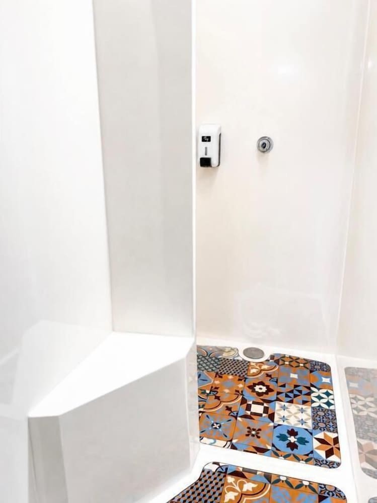 Habitación TRIO renovada como máximo. Ideal para familias, parejas o amigos del hotel f1 Orange Centre Échangeur A7 A9. Foto 5