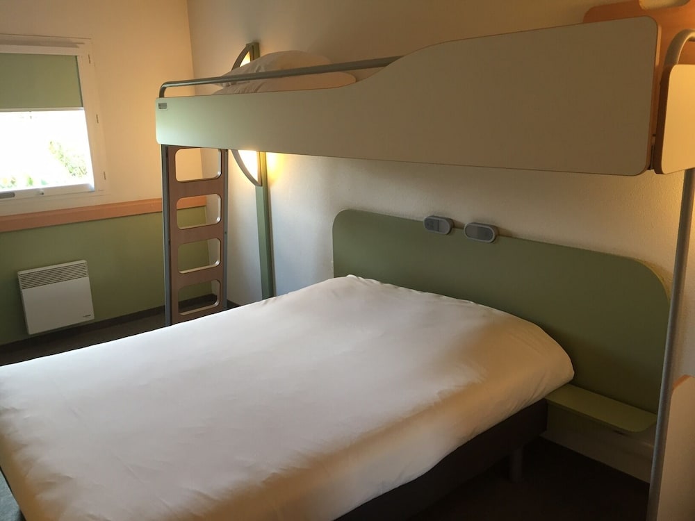 HABITACIÓN STANDARD con 1 cama doble y 1 litera del hotel Ibis Budget Niort - La Crèche. Foto 1