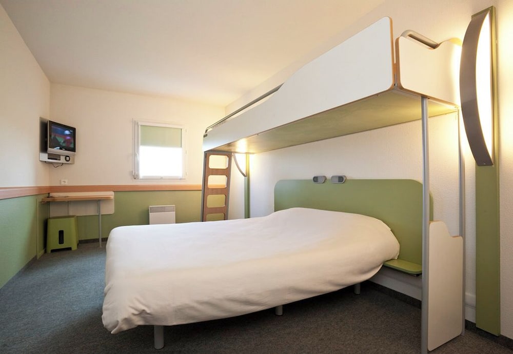 HABITACIÓN STANDARD con 1 cama doble y 1 litera del hotel Ibis Budget Niort - La Crèche. Foto 2