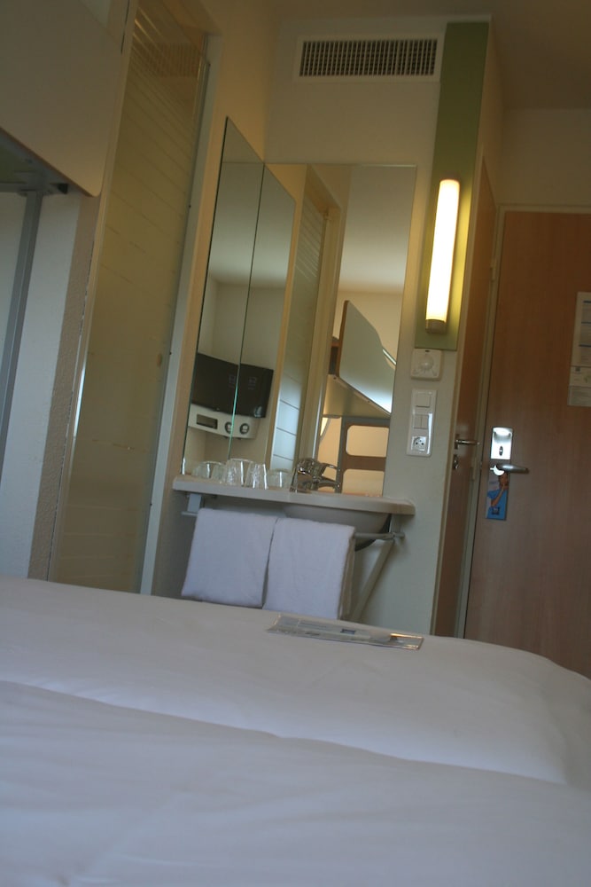 HABITACIÓN STANDARD con 1 cama doble y 1 litera del hotel Ibis Budget Niort - La Crèche. Foto 3