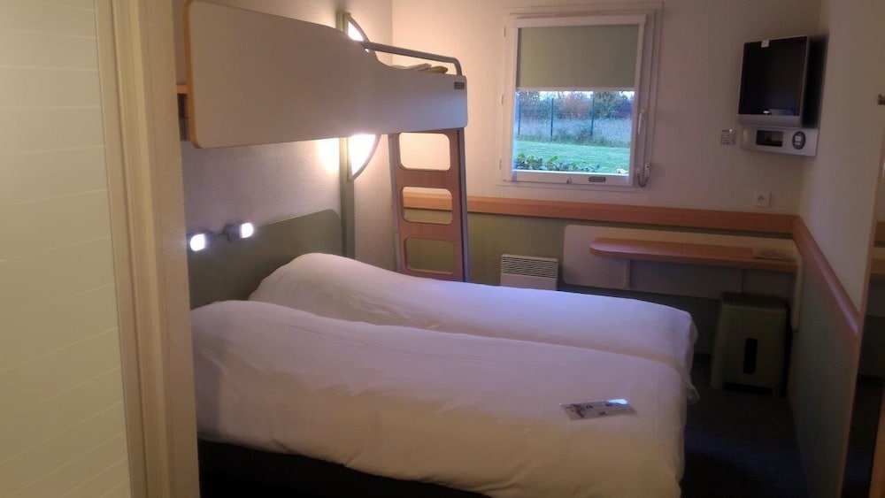 Habitación triple Cama Litera Con Vistas 2 Camas individuales del hotel Ibis Budget Niort - La Crèche. Foto 1