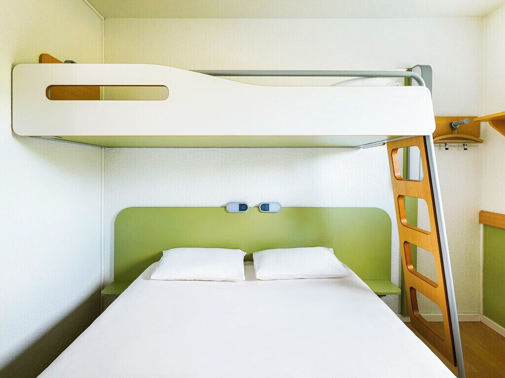 TRIPLE - Habitación con una cama grande y una litera del hotel Ibis Budget Chartres. Foto 1
