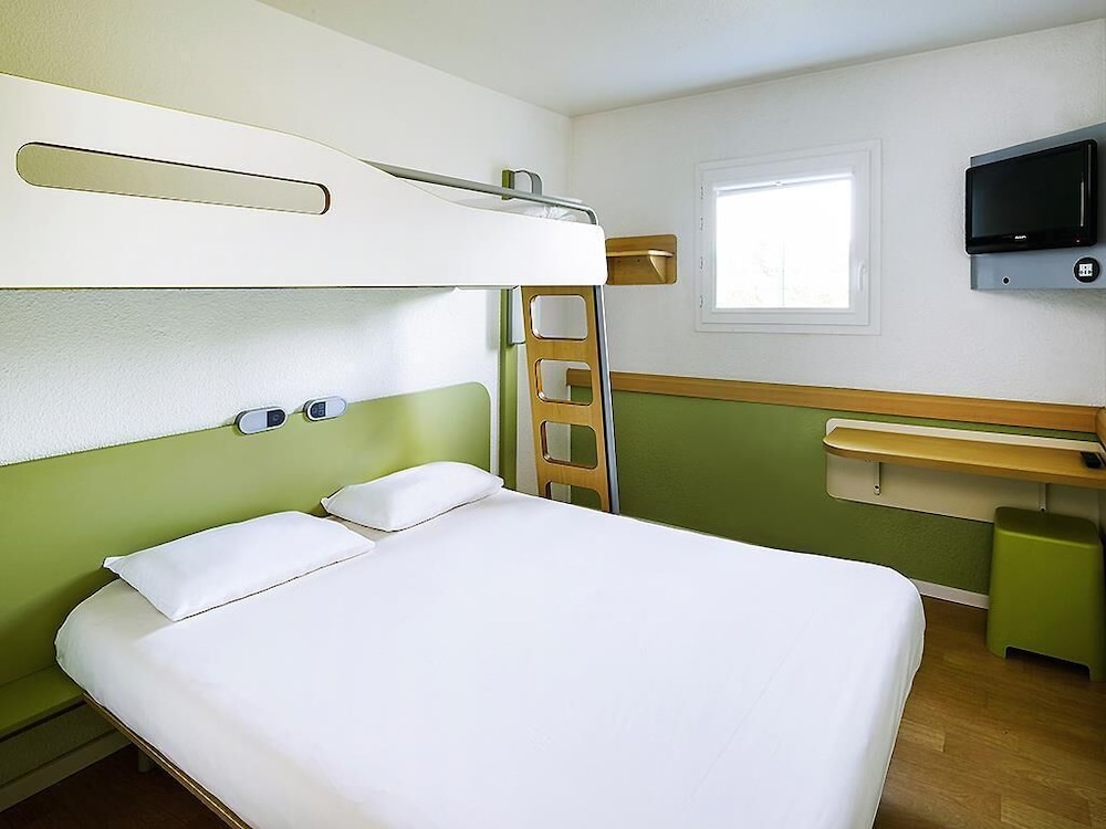 TRIPLE - Habitación con una cama grande y una litera del hotel Ibis Budget Chartres. Foto 3
