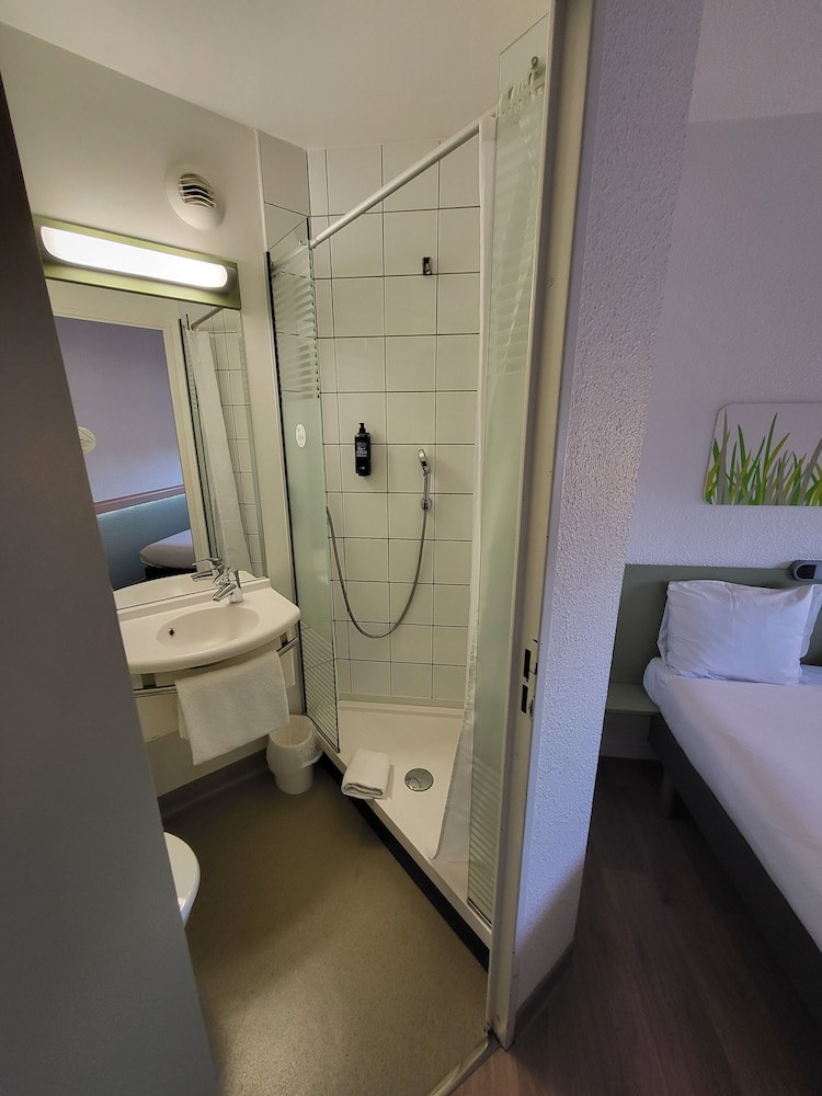 TWIN - Habitación con 2 camas individuales del hotel Ibis Budget Marseille La Valentine. Foto 4