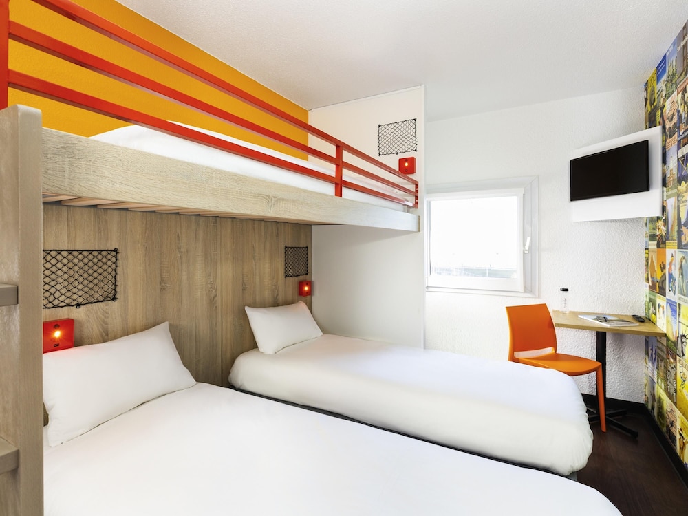 Habitación Break con 2 camas individuales y 1 cama en la entreplanta para hasta 3 personas del hotel f1 Villepinte Parc Des Expositions