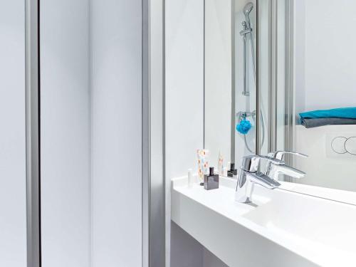 Habitación Cabrio con baño privado. Novedad #ontheroad del hotel f1 Villepinte Parc Des Expositions. Foto 9
