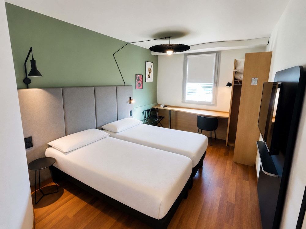 Habitación gemela con camas individuales del hotel Ibis Beauvais Aeroport. Foto 1