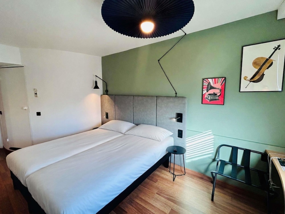 Habitación gemela con camas individuales del hotel Ibis Beauvais Aeroport. Foto 2