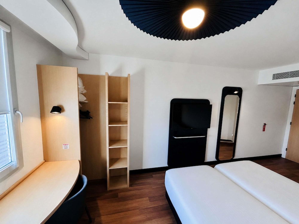 Habitación gemela con camas individuales del hotel Ibis Beauvais Aeroport. Foto 3