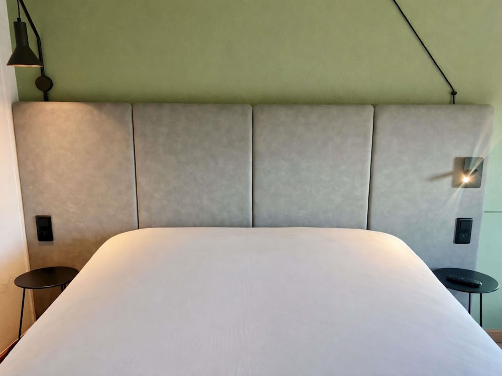 Habitación gemela con camas individuales del hotel Ibis Beauvais Aeroport. Foto 4
