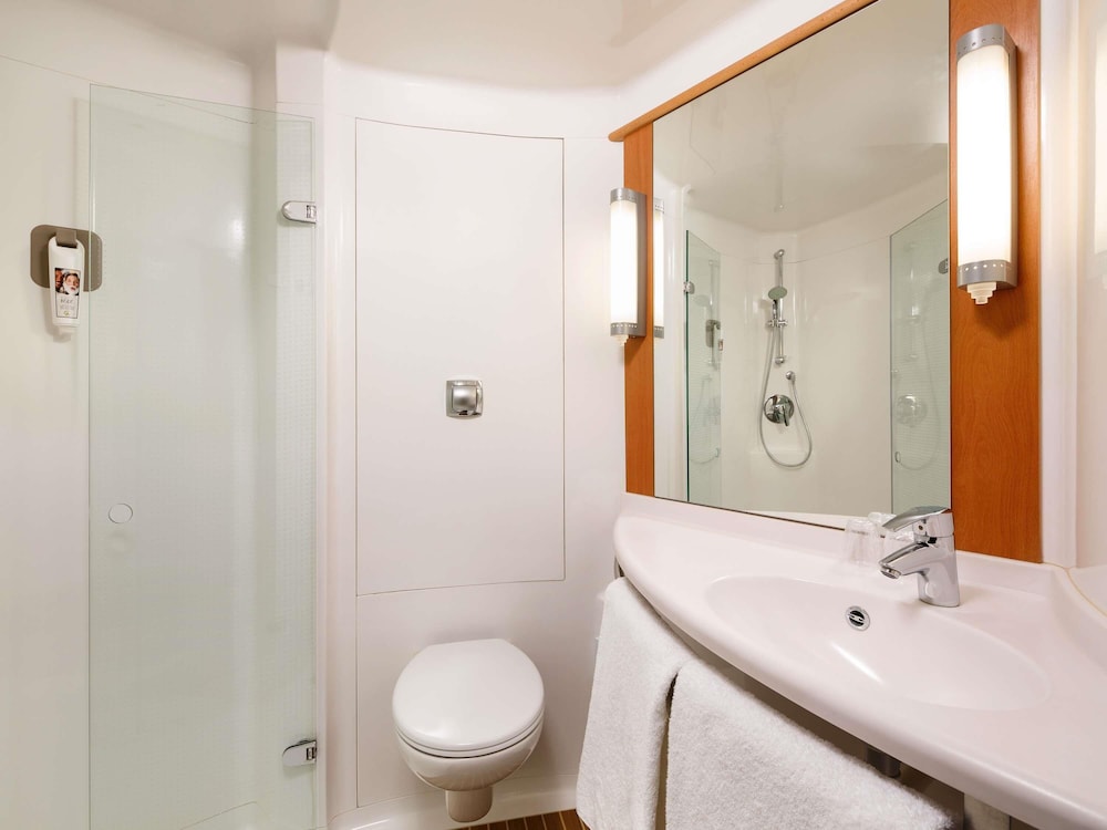 Habitación gemela con camas individuales del hotel Ibis Beauvais Aeroport. Foto 5