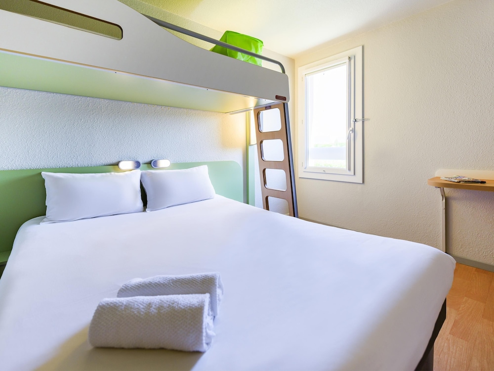 TRIPLE - Habitación con una cama grande y una litera del hotel Ibis Budget Bollène