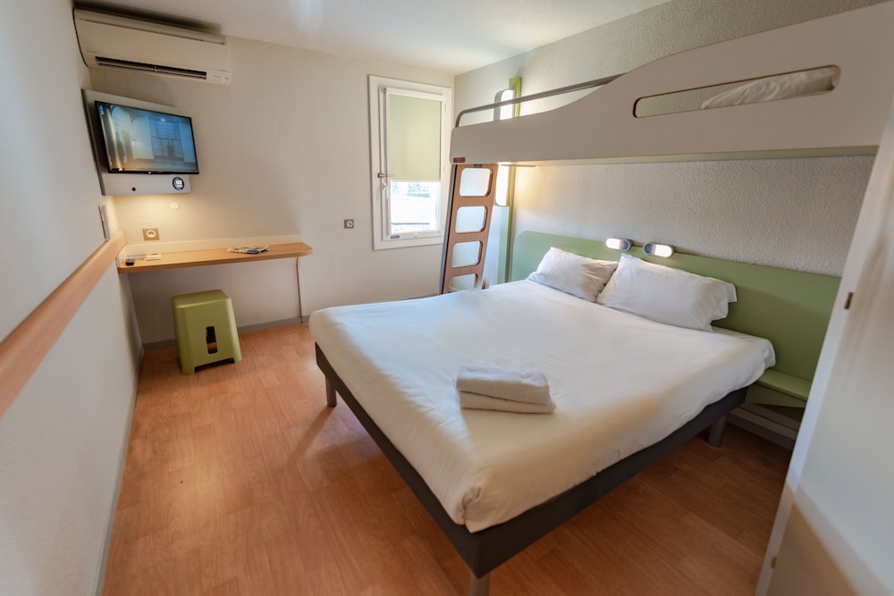 TRIPLE - Habitación con una cama grande y una litera del hotel Ibis Budget Bollène. Foto 1