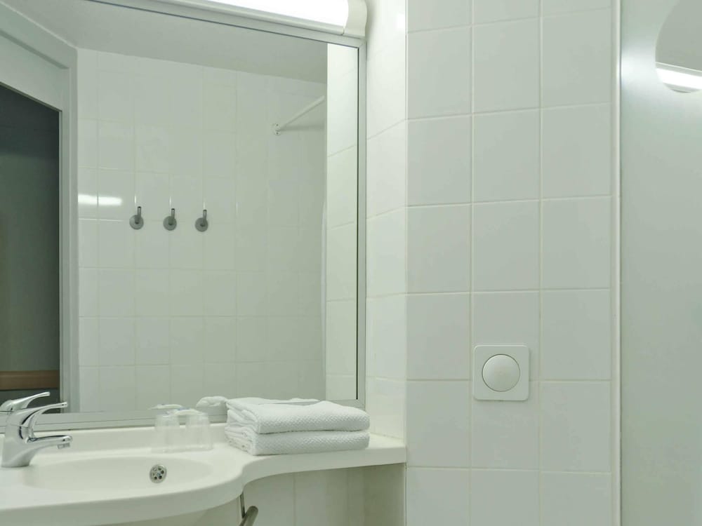 TRIPLE - Habitación con una cama grande y una litera del hotel Ibis Budget Bollène. Foto 4