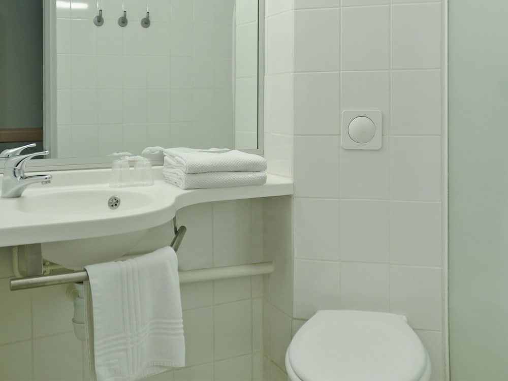 Habitación Estándar con 2 camas individuales y 1 litera del hotel Ibis Budget Bollène. Foto 1