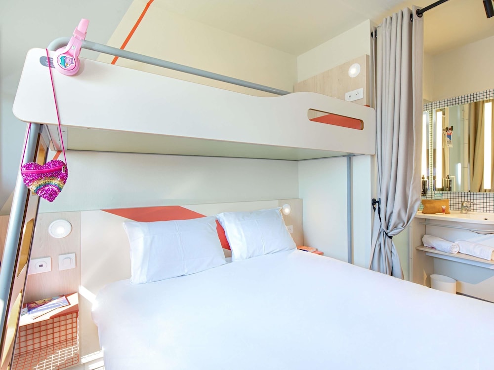 TRIPLE - Habitación con una cama grande y una litera del hotel Ibis Budget Marseille L'estaque