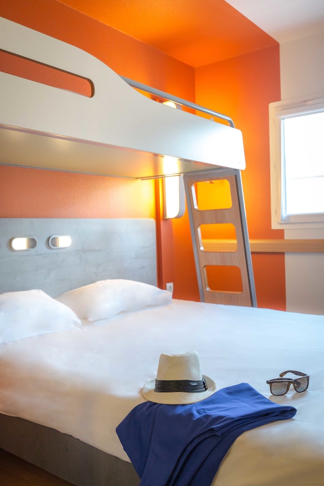 TRIPLE - Habitación con una cama grande y una litera del hotel Ibis Budget Marseille L'estaque. Foto 3