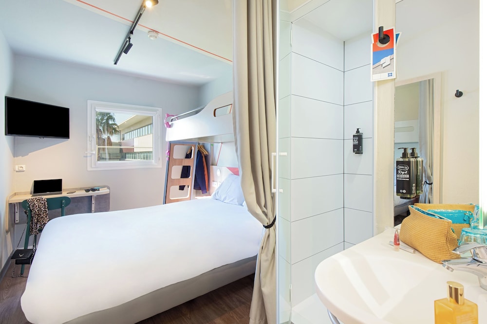 TRIPLE - Habitación con una cama grande y una litera del hotel Ibis Budget Marseille L'estaque. Foto 4