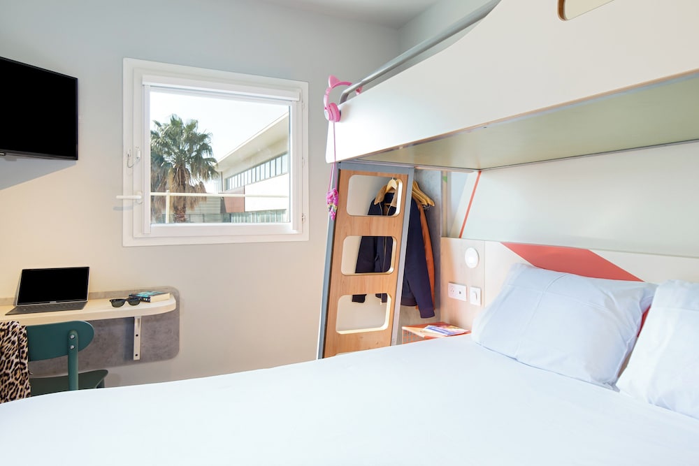 TRIPLE - Habitación con una cama grande y una litera del hotel Ibis Budget Marseille L'estaque. Foto 8