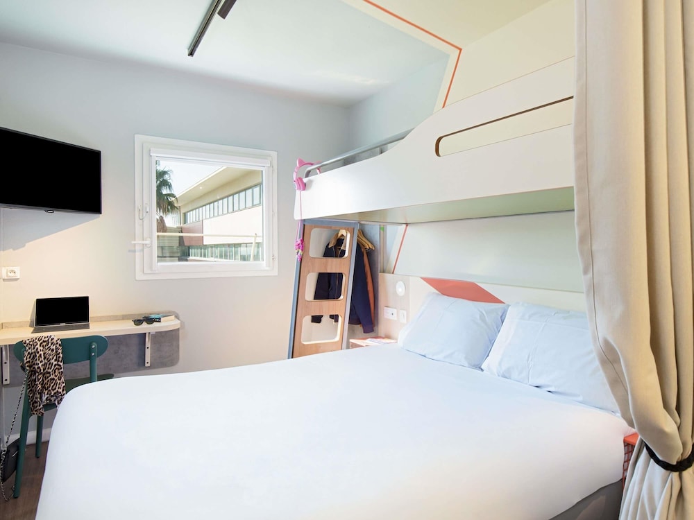 TRIPLE - Habitación con una cama grande y una litera del hotel Ibis Budget Marseille L'estaque. Foto 11