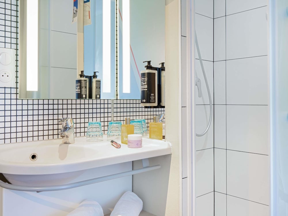 TRIPLE - Habitación con una cama grande y una litera del hotel Ibis Budget Marseille L'estaque. Foto 16