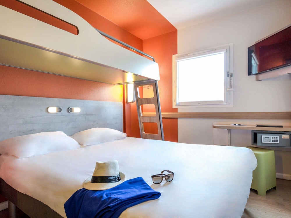 TRIPLE - Habitación con una cama grande y una litera del hotel Ibis Budget Marseille L'estaque. Foto 18