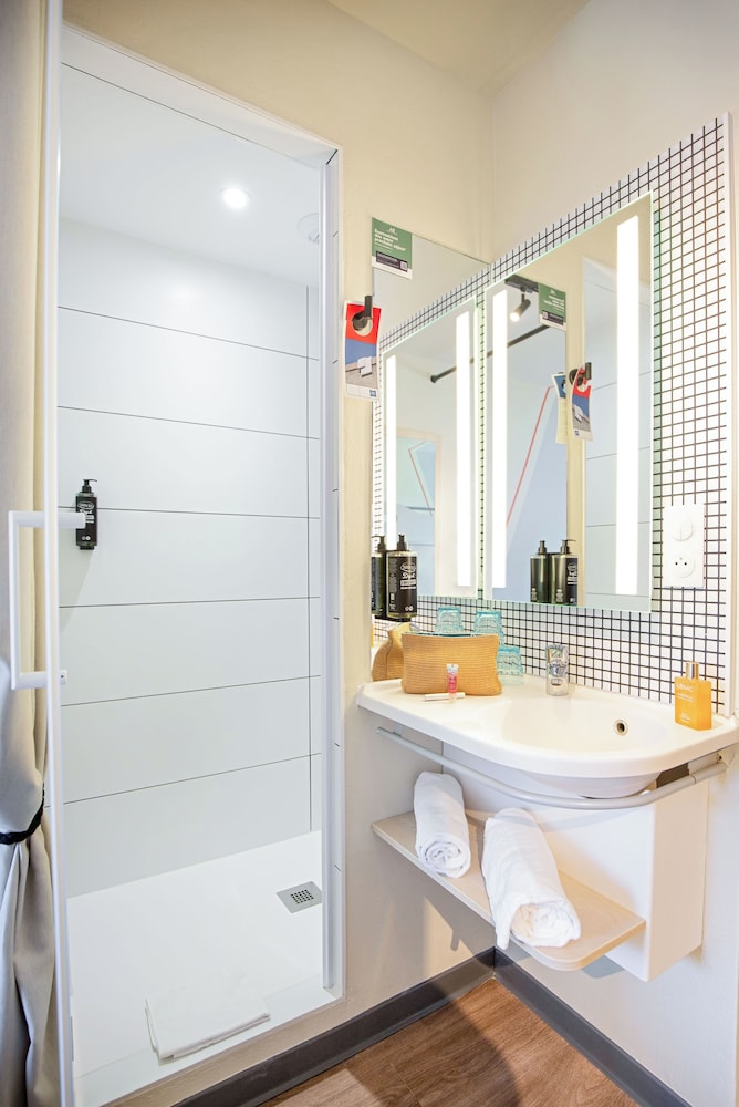TRIPLE - Habitación con una cama grande y una litera del hotel Ibis Budget Marseille L'estaque. Foto 22