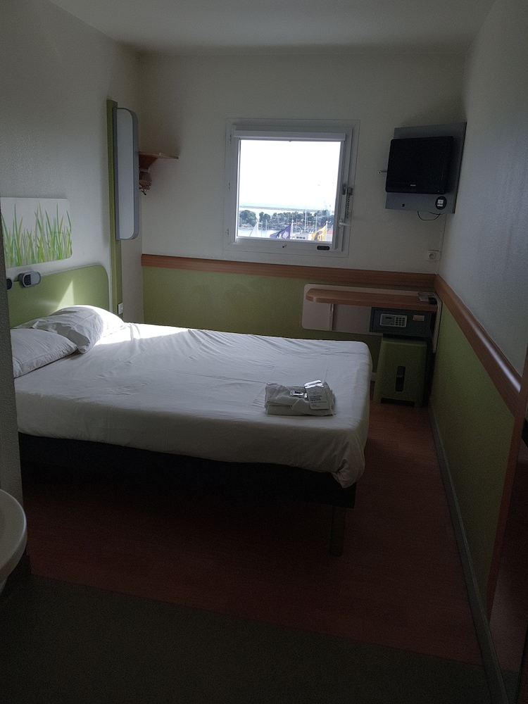Habitación doble con una cama doble para hasta 2 personas del hotel Ibis Budget Marseille L'estaque. Foto 2