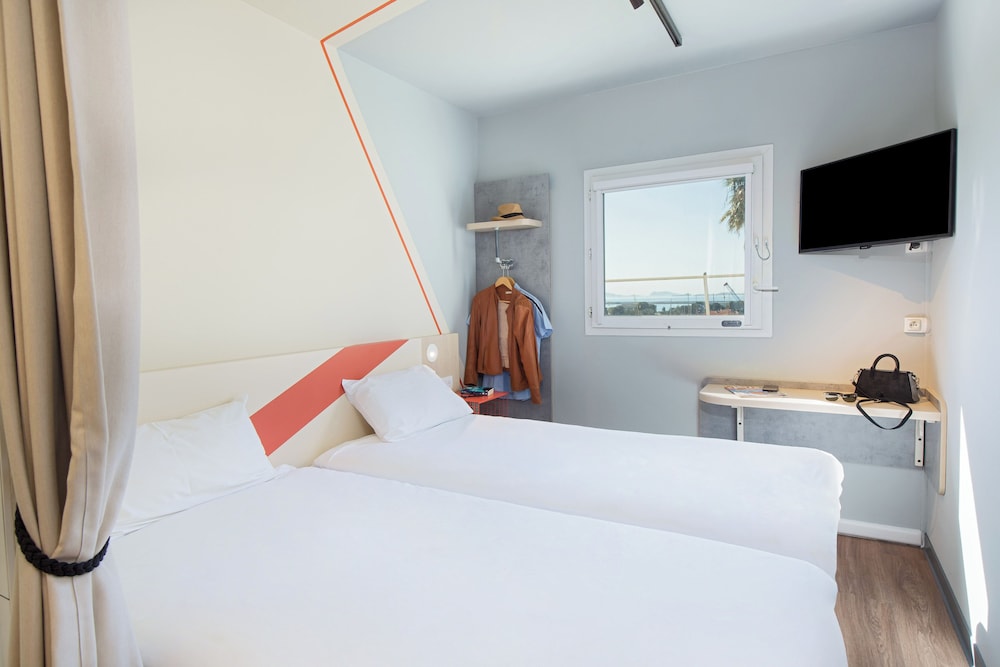 Habitación doble con dos camas individuales para hasta 2 personas del hotel Ibis Budget Marseille L'estaque. Foto 5