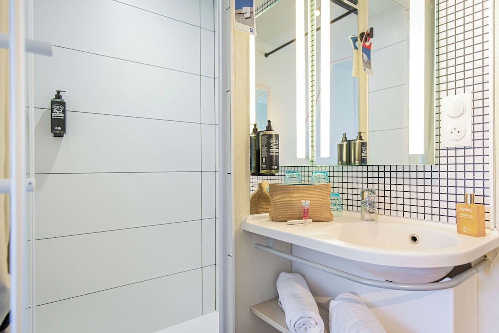 Habitación doble con dos camas individuales para hasta 2 personas del hotel Ibis Budget Marseille L'estaque. Foto 22