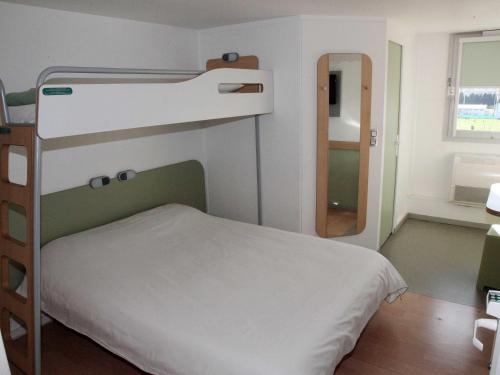 Habitación triple con una cama grande y una litera del hotel Ibis Budget Nice Palais Nikaia. Foto 2