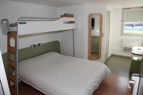 Habitación triple con una cama grande y una litera del hotel Ibis Budget Nice Palais Nikaia. Foto 3