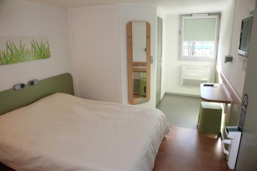 DOBLE - Habitación con una cama grande del hotel Ibis Budget Nice Palais Nikaia. Foto 2