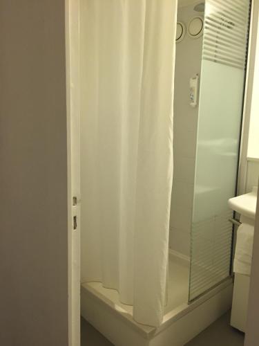 MATRIMONIAL - Habitación con dos camas individuales para hasta 2 personas del hotel Ibis Budget Nice Palais Nikaia. Foto 1