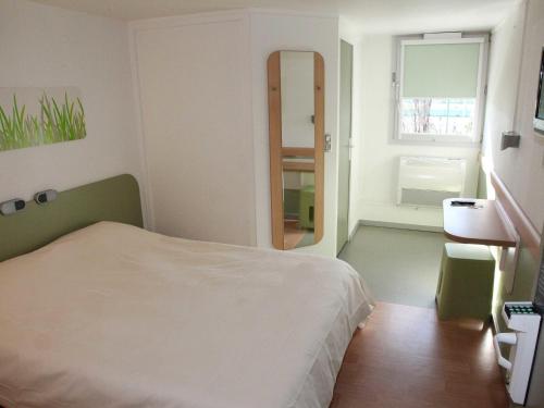 DOBLE - Habitación con una cama grande del hotel Ibis Budget Nice Palais Nikaia. Foto 3