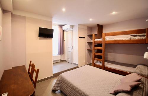 Habitación cuádruple del hotel Hotel Des Pyrénées. Foto 6