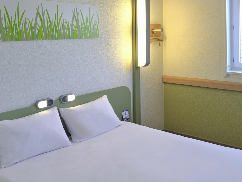 Habitación doble con cama de gran tamaño del hotel Ibis Budget Avignon Nord Le Pontet. Foto 1
