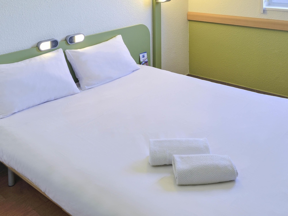 Habitación doble con cama de gran tamaño del hotel Ibis Budget Avignon Nord Le Pontet. Foto 2