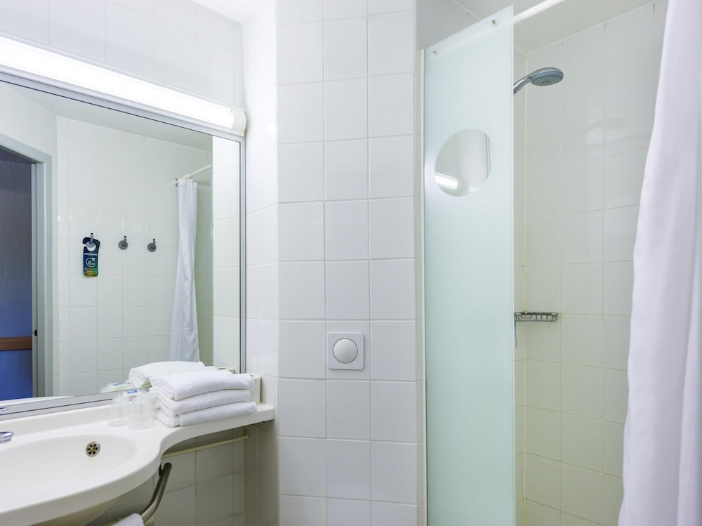 Habitación doble con cama de gran tamaño del hotel Ibis Budget Avignon Nord Le Pontet. Foto 3