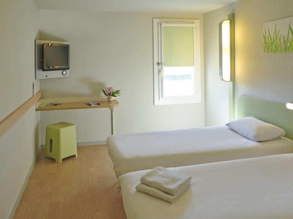Habitación con dos camas individuales del hotel Ibis Budget Avignon Nord Le Pontet. Foto 1