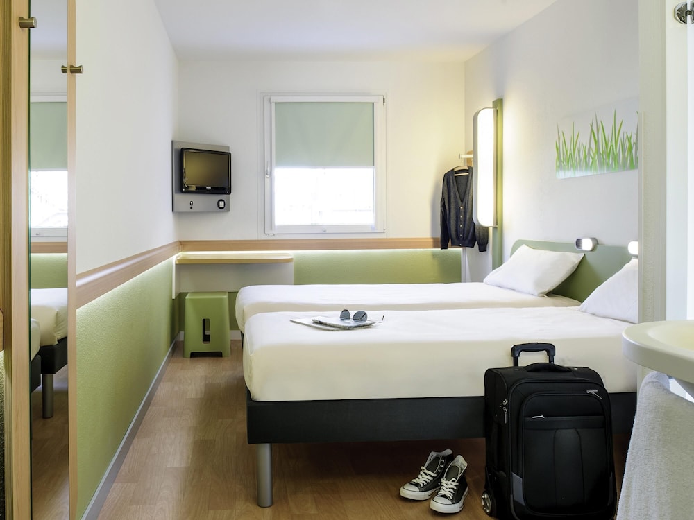 Habitación con dos camas individuales del hotel Ibis Budget Avignon Nord Le Pontet. Foto 2